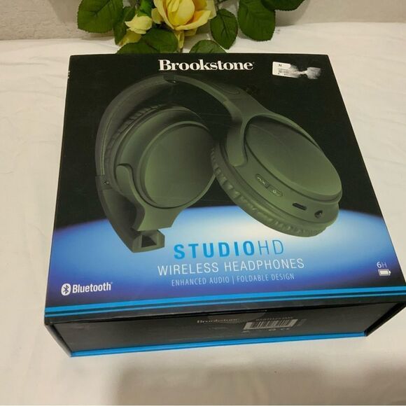 BROOKSTONE Studio HD Wireless Headphones Enhanced Audio Foldable - Picture 1 of 8